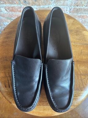 CLASSIC Tod's Black Leather Women’s Slip-On Loafers